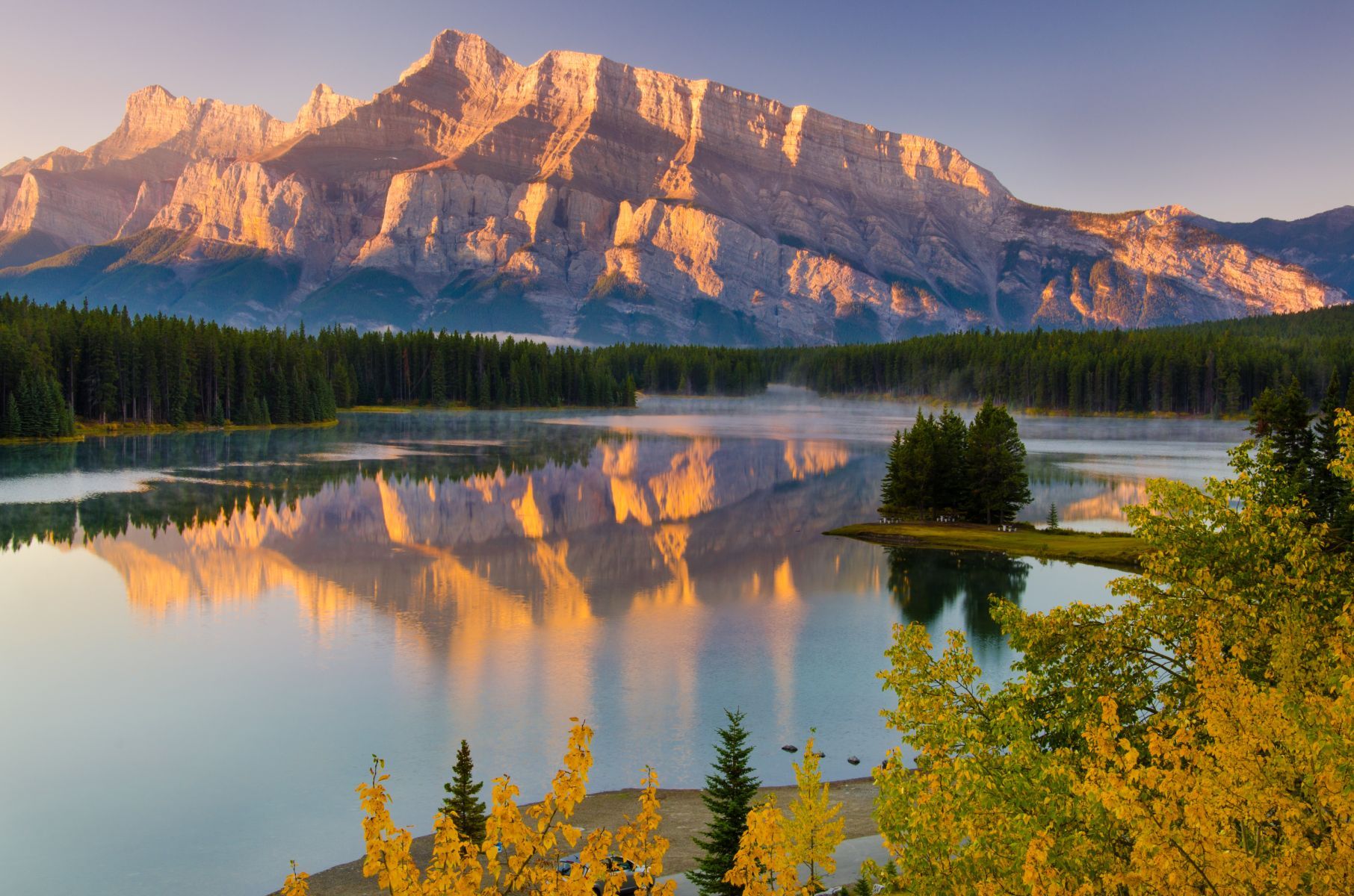 Two Jack Lake vor dem Cascade Mountain, Banff National Park