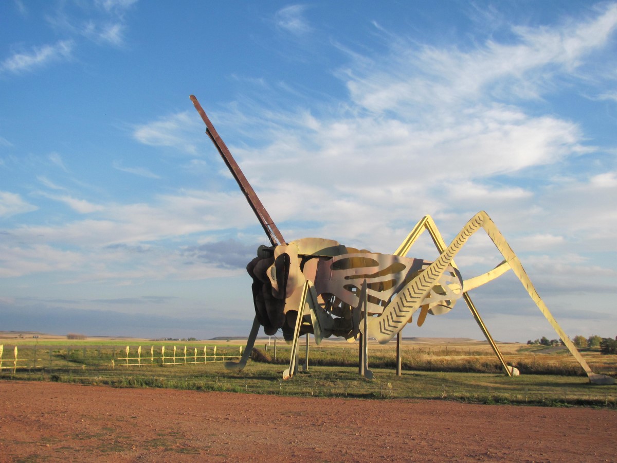 Skulptur eines großen Grashüpfers auf dem Enchanted Highway